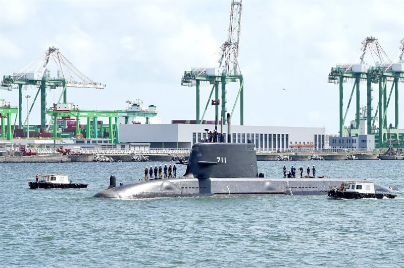 國造潛艦原型艦海鯤艦17日正式出港進行首次海上測試(SAT),帆罩內的光電桅杆豎起,舷號711清晰可見,一旁並有小船伴隨航行。中央社記者董俊志攝 114年6月17日