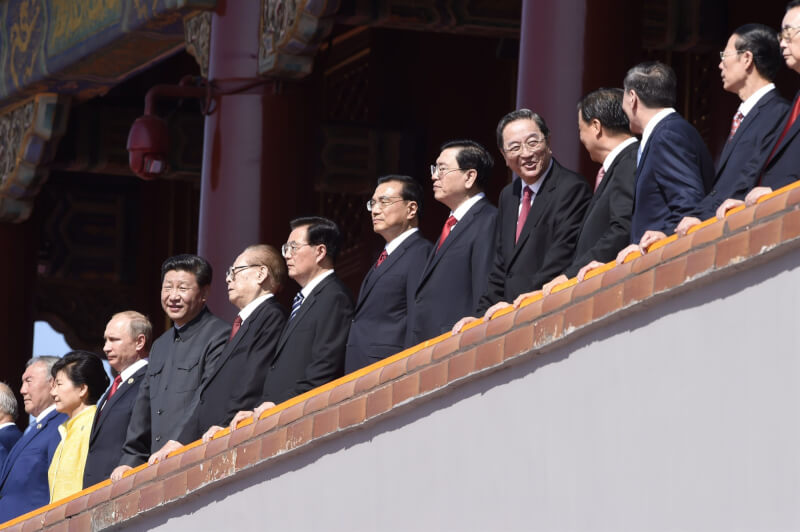 中國2015年舉行紀念抗戰勝利閱兵,天安門城樓看台上有習近平(左4)、前國家主席江澤民(左5)、胡錦濤(左6)及俄羅斯總統蒲亭(左3)、南韓總統朴槿惠(左2)等人。(中新社)