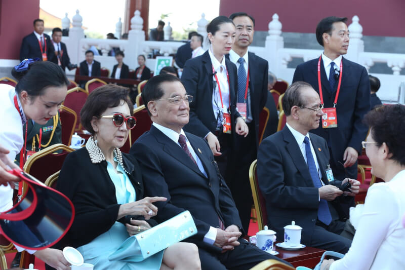 中共當局3日舉行紀念抗戰勝利70週年大閱兵,中國國民黨前主席連戰(右二)、連方瑀(右三)夫婦出席閱兵典禮。(中新社)