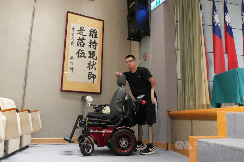 八仙塵爆將滿10週年,傷者黃博煒(圖)25日重返新光醫院演講,分享心路歷程,並且展示復健成果。中央社記者徐肇昌攝 114年6月24日