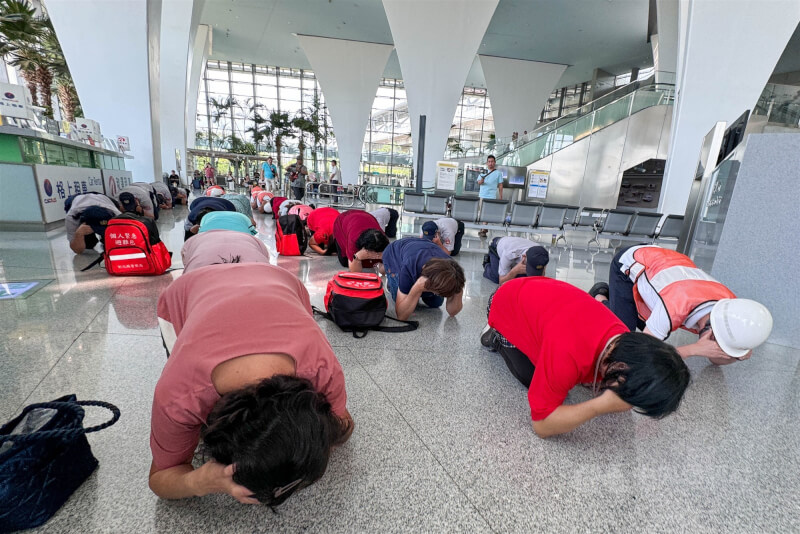 圖為2024年高鐵彰化站模擬遭受飛彈攻擊,旅客配合疏散並演練防空避難姿勢。(中央社檔案照片)