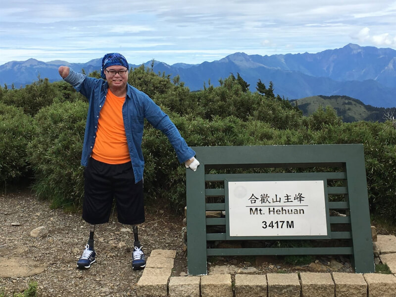 經過長達5年多的復健之後,黃博煒更成功攀登合歡山。(圖取自網頁facebook.com/Leo.Huang00)