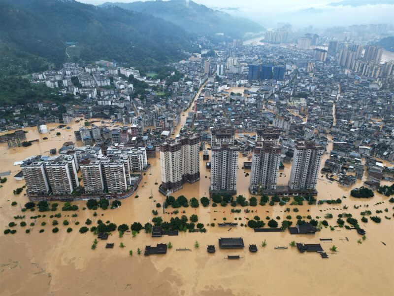 中國貴州省黔東南州榕江縣遭遇洪水,城區部分街道和建築物被淹沒。(中新社)