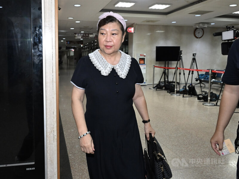 台北地檢署偵辦民進黨新北市議員陳乃瑜罷免案疑涉偽造提議書案,24日指揮調查局搜索並約談多人,其中包含國民黨立委羅明才新店服務處繆姓主任(圖),晚間移送北檢複訊。中央社記者徐肇昌攝 114年6月24日