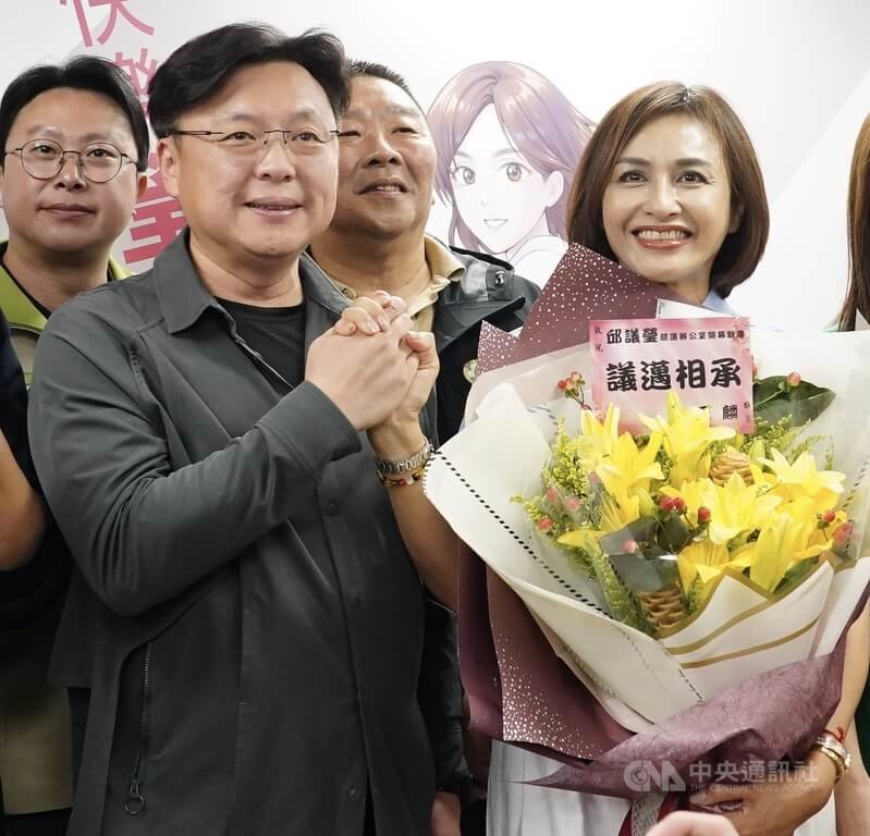 民進黨立委邱議瑩(前右)25日成立「高雄贏競選辦公室」,力拚民進黨內高雄市長初選,前立委趙天麟(前左)到場獻花致意。中央社記者董俊志攝 114年6月25日