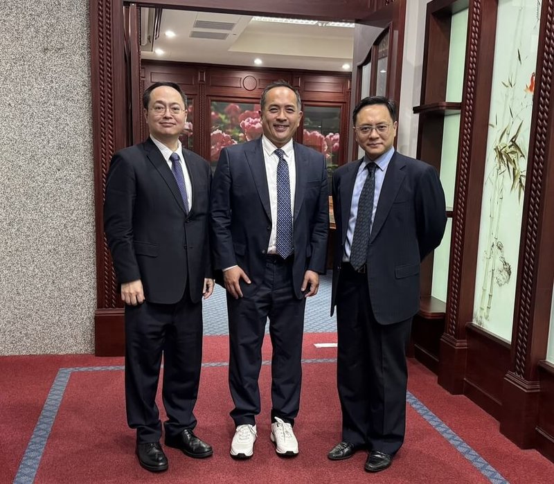 愛之味25日全面改選董事,董事長陳冠翰(中)、副董事長陳志展(左)、新任總經理陳冠豪(右)共同合影。(愛之味提供)中央社記者何秀玲傳真 114年6月25日
