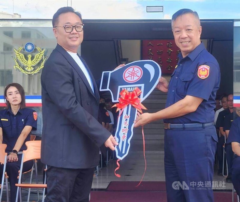 澎湖縣政府警察局25日在警局前廣場舉行114年度購車及民間贈車交車典禮,和易國際實業有限公司執行長楊國樑(前左)出席代表捐贈警用機車,由警察局長林温柔(前右)代表接受。中央社 114年6月25日