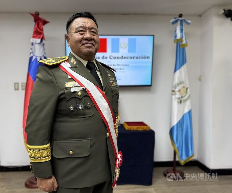 受贈勳的瓜地馬拉參謀總長裘思中將曾是台灣國防部獎學金受獎生,兩度赴台深造,並曾擔任瓜地馬拉駐台武官,與台灣淵源深厚。裘思總長也強調,台灣就是他的「第二故鄉」。中央社記者李登文瓜地馬拉市攝 114年6月25日