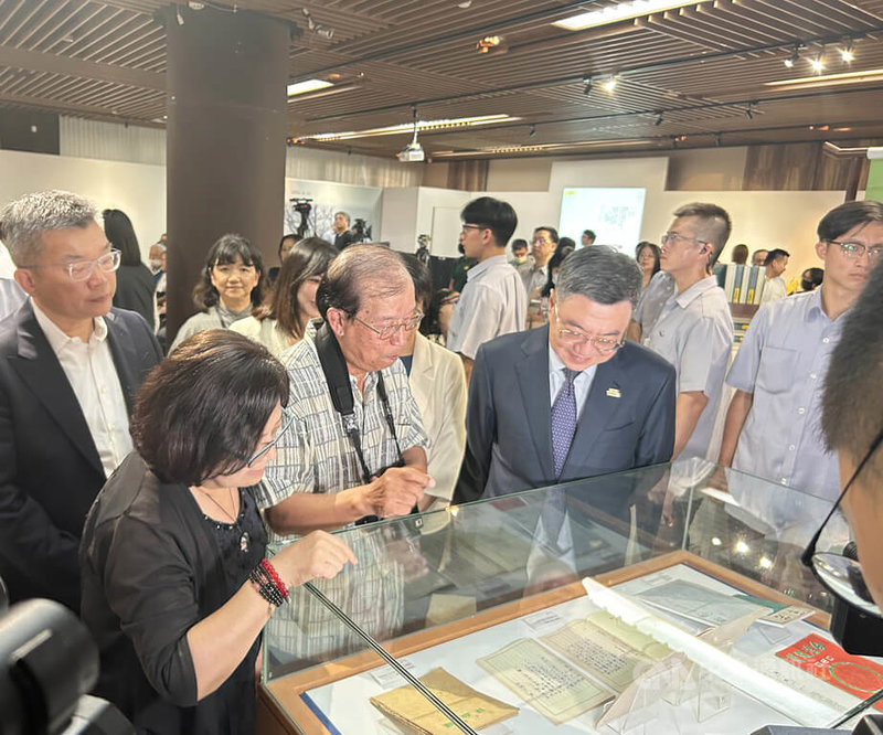 客家委員會及台灣文學發展基金會舉辦「詹冰全集」新書發表會,25日在國家圖書館舉行,行政院長卓榮泰(前右1)親臨會場,並聽取詹冰之子詹前衛(前中)說明現場展出的珍貴手稿。中央社記者邱祖胤攝 114年6月25日