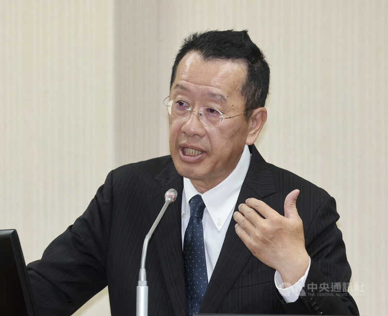 民眾拍攝軍機起降,遭質疑涉情蒐,引發是否違法討論。國防部長顧立雄(圖)25日在立法院表示,軍事迷拍攝軍機起降不構成違法,但若特意拍攝營區內機敏處所,涉及偵查行為,足以影響軍事營區安全,則將違反軍事營區安全維護條例。中央社記者張皓安攝 114年6月25日