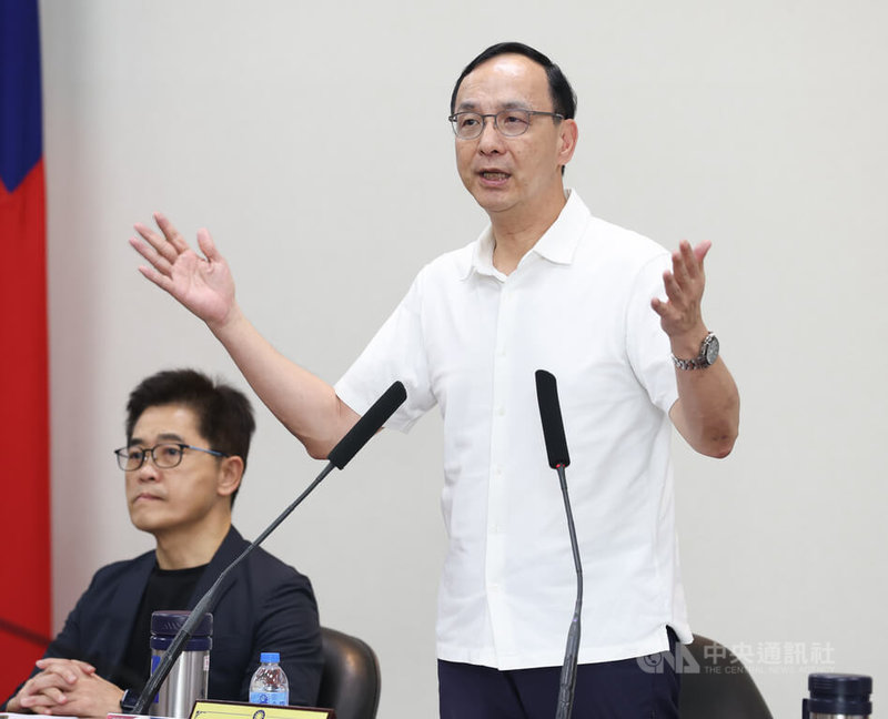 總統賴清德24日在「團結國家十講」第二講中提到要透過選舉罷免打掉雜質,國民黨主席朱立倫(右)25日表示,賴總統的團結就是純化、清洗,賴總統的國家就是台獨,所以正在純化台獨,清洗所有反對台獨的勢力。中央社記者謝佳璋攝 114年6月25日