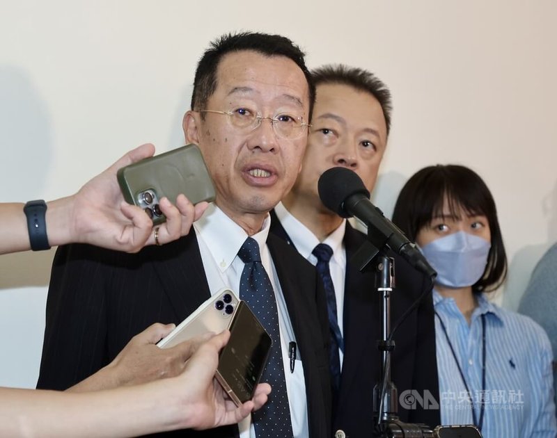 中國紀念抗戰勝利活動,將邀請國民黨抗日老兵前往觀禮,國防部長顧立雄(左)25日在立法院受訪表示,對日抗戰是在中華民國率領下贏得勝利,這點無庸置疑,而中國一貫用統戰伎倆分化台灣社會的團結,希望民眾及退役官兵有所警惕,不要受中國誘惑。中央社記者張皓安攝 114年6月25日