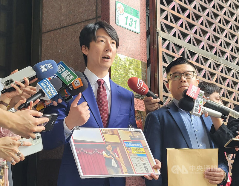 民進黨發言人吳崢(左)25日在台北地檢署按鈴告發國民黨立委黃建賓辦餐會、招待選民,意圖影響罷免投票意願,涉嫌違反選罷法,呼籲黃建賓公開說明。中央社記者謝幸恩攝 114年6月25日