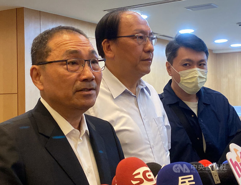 新北市長侯友宜(左)25日接受媒體聯訪表示,要團結台灣就要學會包容與放下,怎會把人民選出來的立委當成雜質要打掉,全力攜手往前才叫做包容。中央社記者黃旭昇新北攝 114年6月25日