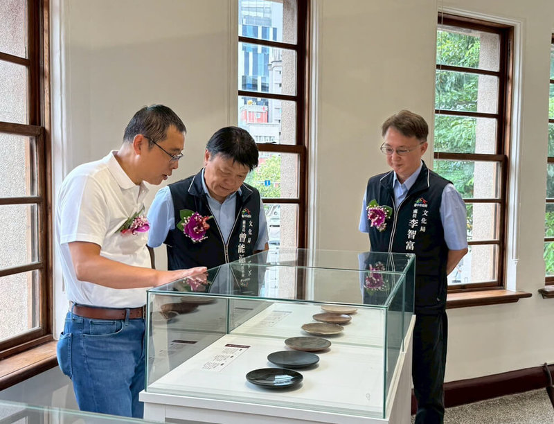 台中市歷史建築頂街派出所委外招商由實心食品有限公司取得經營權,旗下品牌進駐後,將空間轉化為融合在地糕餅文化與工藝展示新場域,26日舉行開幕記者會,在2樓並展出漆藝作品。(市府文資處提供)中央社記者趙麗妍傳真 114年6月26日