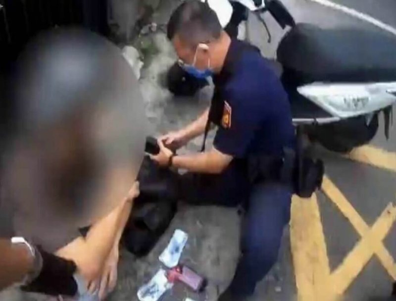 彰化縣警察局26日上午舉行記者會指出,1至5月查獲詐欺案件共133件,而外籍車手人數也攀升,最多為越南籍。圖為員警逮捕外籍車手情形。(警方提供)中央社記者吳哲豪傳真 114年6月26日