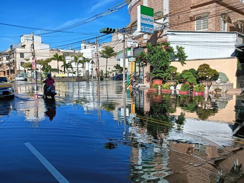 屏東東港鎮大成路屬低窪地區,逢漲潮及突發性降雨易積淹水,24日至26日連3天早上6時至8時積水約至腳踝高度。(葉而項提供)中央社記者黃郁菁傳真 114年6月26日