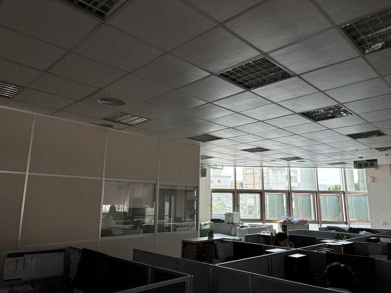 雲林縣斗南鎮建國路2段一帶26日上午近9時停電,雲林縣農會辦公室漆黑一片,沒有空調也無法使用電腦。(民眾提供)中央社記者姜宜菁傳真 114年6月26日