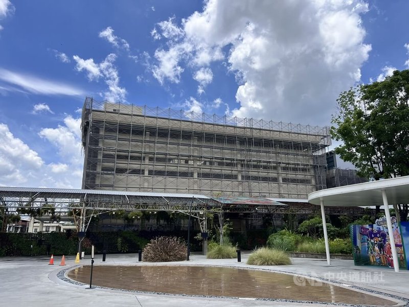 屏菸1936文化基地15及17號倉庫將改造成屏東探索館,由文化處推動館內策展規劃,此次跨國合作由台灣執行團隊鑫囍創業公司Jollify擔任整體展示規劃統籌,邀集荷蘭設計團隊共同參與探索館展場設計與製作,預計於2027年正式啟用。中央社記者李卉婷攝 114年6月26日