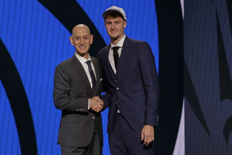 2025年NBA選秀會,佛萊格(右)被達拉斯獨行俠選上,成為選秀狀元。(美聯社)
