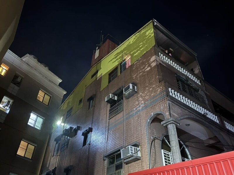 台南市新市區一棟4樓出租住宅26日凌晨發生火警,8人受困,消防人員趕往灌救並協助脫困。(台南市消防局提供)中央社記者張榮祥台南傳真 114年6月26日