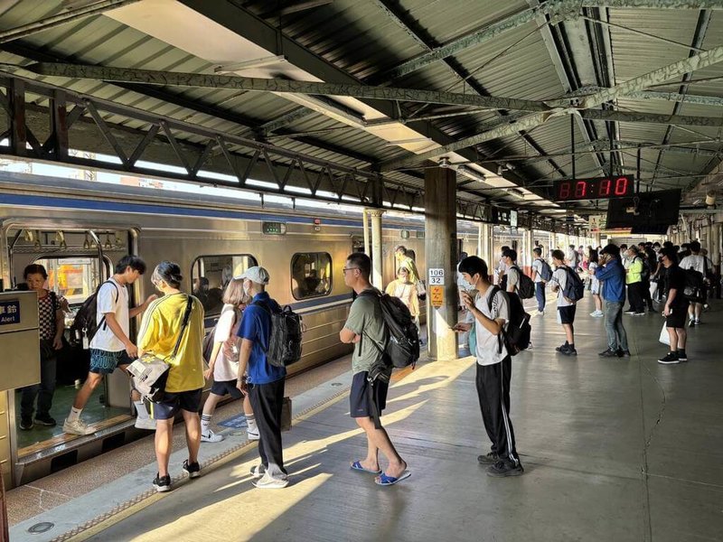 台鐵26日進行年度改點,共調整386列次,台鐵表示,改點首日各地區首發列車皆準點行駛,全線乘車秩序良好。(台鐵提供)中央社記者黃巧雯傳真 114年6月26日