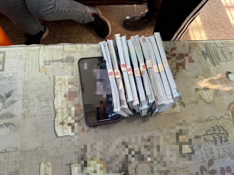 苗栗縣警察局苗栗分局執行警政署「潛在被害人查找計畫」,得知公館鄉有民眾將與假幣商約定交付新台幣100萬元購買虛擬貨幣,將計就計埋伏,當場逮獲詐騙車手,幫忙保住百萬積蓄。(警方提供)中央社記者管瑞平傳真 114年6月26日