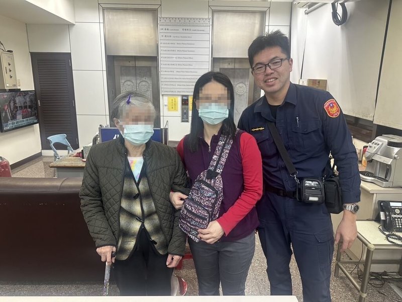 台北市警察局北投分局員警許哲豪(右)113年尋獲失蹤人口達10件,獲頒內政部警政署全國失蹤人口查尋工作績優獎。(警方提供)中央社記者劉建邦傳真 114年6月26日