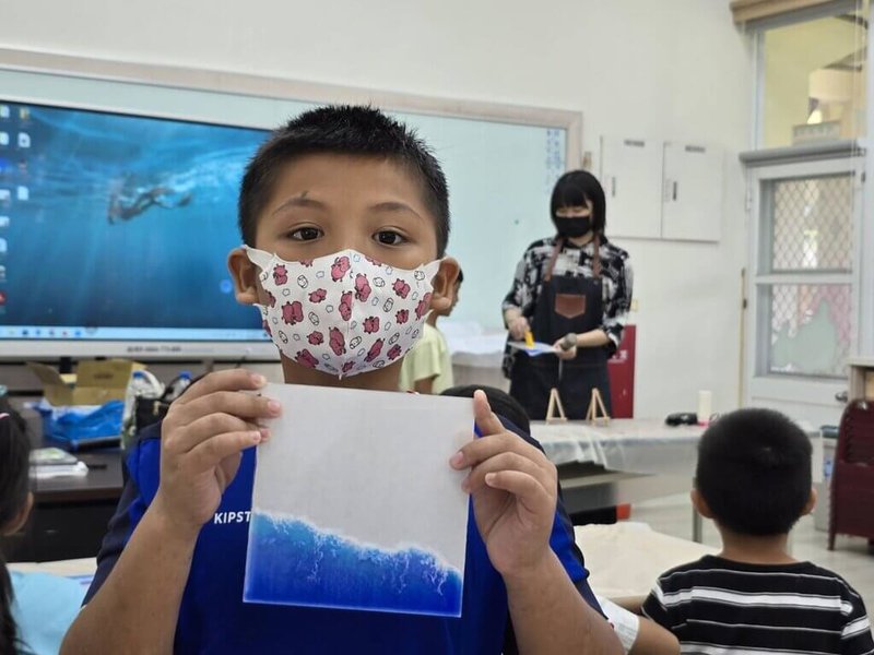 台東縣救國團「愛.分享」聚光計畫26日走入海端國小,引領學生親手打造「海浪留言板」,這些作品將被拍照上傳至公益網站,並由學童寫下想換取的心願禮物,幫忙海端學童們圓夢者將可獲贈「海浪留言板」。(海端國小提供)中央社記者盧太城台東傳真 114年6月26日