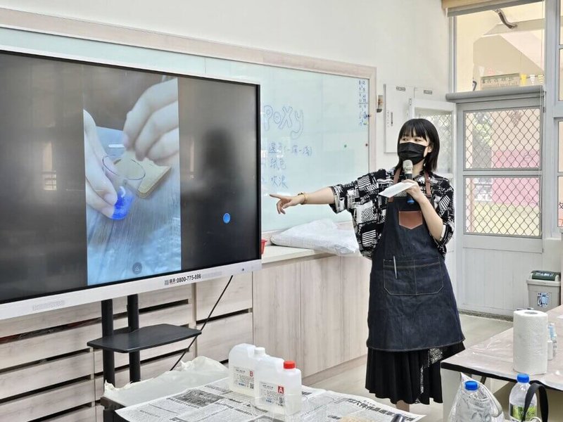 台東縣救國團26日走進偏鄉海端國小舉辦「愛.分享」聚光計畫心願體驗學習活動,由JA Paint畫室負責人陳盈貞(圖)到校指導學生做「海浪留言板」。(海端國小提供)中央社記者盧太城台東傳真 114年6月26日