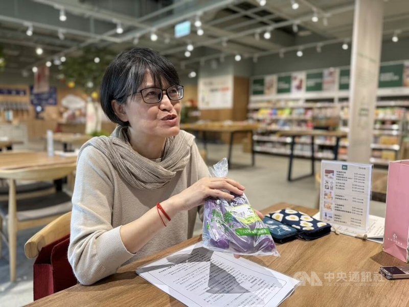 里仁事業行銷經理陳美慈說明包裝減塑最大挑戰來自有機蔬果,因台灣有機農業法規規範,有機農產品從產地到販售須全程包裝,里仁與銘安科技股份有限公司合作,於2017年開發出以生物性原料製成、可堆肥分解的生質袋。中央社記者李宗憲攝 114年6月26日