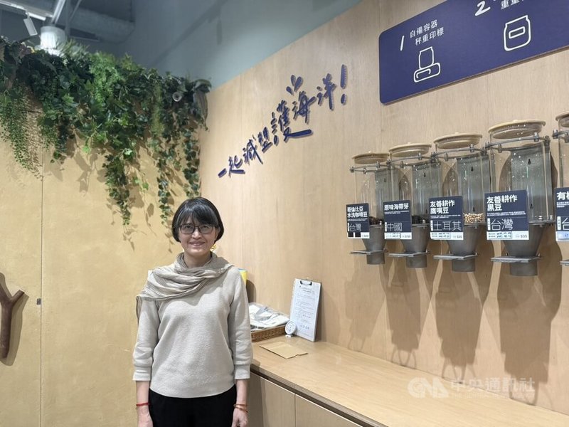 里仁事業行銷經理陳美慈介紹「里仁誠實市集」穀物裸賣方式,消費者可自備容器,秤重購買穀物與乾貨。中央社記者李宗憲攝 114年6月26日