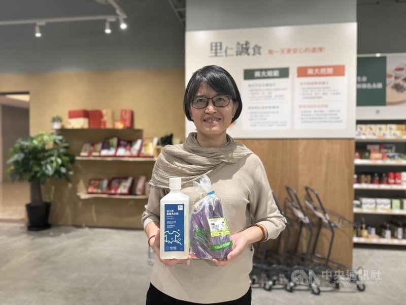 里仁事業行銷經理陳美慈介紹洗衣精循環瓶計畫與包裝有機蔬果的生質袋,需要消費者改變「用完即丟」的習慣,將瓶器與蔬果包裝袋送回里仁門市回收。中央社記者李宗憲攝 114年6月26日