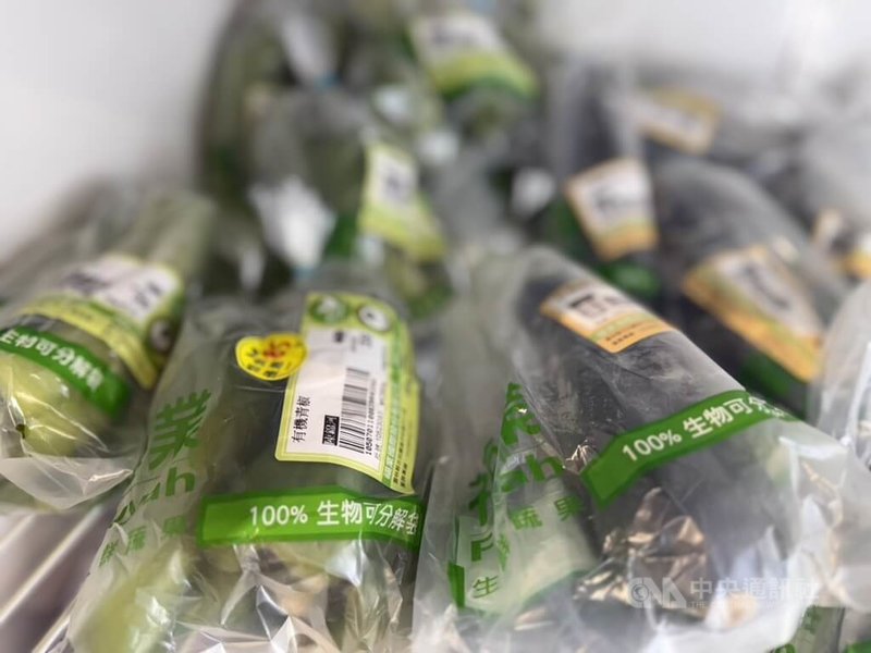 為符合有機農業法規,有機農產品從產地到販售須全程包裝的規範,里仁與銘安科技股份有限公司合作,於2017年開發出可堆肥分解的生質袋,消費者可將使用過的包裝袋送回里仁門市回收。中央社記者李宗憲攝 114年6月26日
