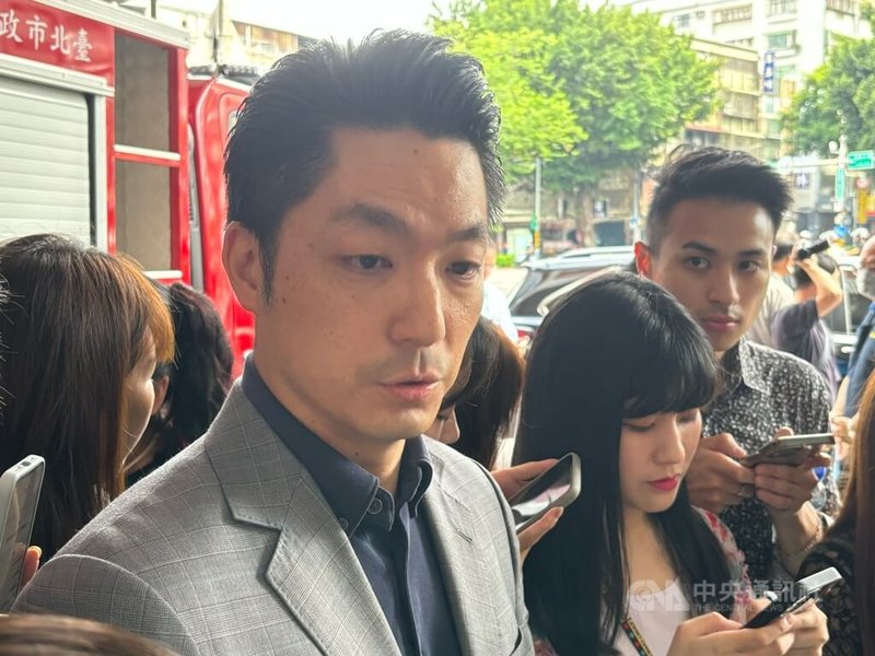 總統賴清德日前提到要透過選舉罷免「打掉雜質」,台北市長蔣萬安(前)26日接受媒體聯訪表示,民主社會不會也不應稱任何人為雜質。中央社記者陳昱婷攝 114年6月26日