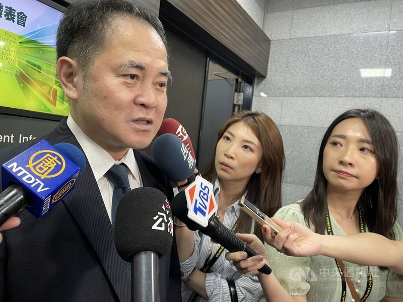 台灣機械工業同業公會理事長莊大立(左)26日表示,新台幣匯率強升已讓機械業「哀鴻遍野」,他期盼對等關稅能塵埃落定。中央社記者鍾榮峰攝 114年6月26日