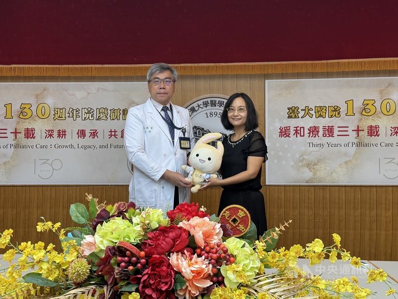 台大醫院26日舉辦「緩和療護三十載:深耕、傳承、共創未來」台大醫院130週年院慶研討會記者會,家屬代表連純慧(右)分享父親「連醫師」在台大醫院走完人生最後一程故事。中央社記者沈佩瑤攝 114年6月26日