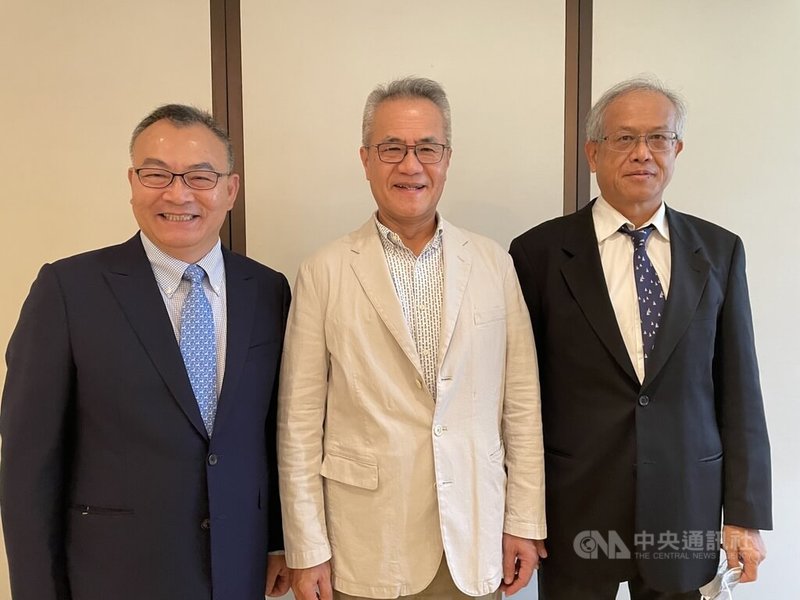 穎崴董事長王嘉煌(中)26日表示,下半年營運審慎樂觀,看好人工智慧(AI)業績占比突破5成。中央社記者鍾榮峰攝 114年6月26日