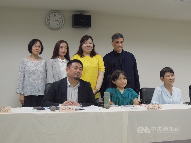 勞動部26日舉行記者會,部長洪申翰(前左)等人會中宣布,歷經2年蒐集資料並聽取民團、專家學者等相關意見後,已訂定「身心障礙者職場合理調整行政指導」,7月1日正式上路。中央社記者吳欣紜攝 114年6月26日