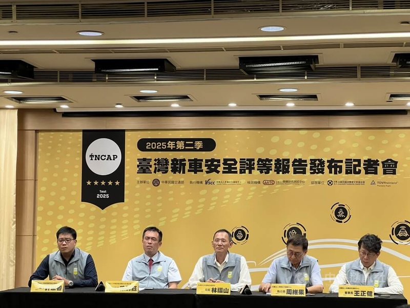 交通部26日在記者會中公布台灣新車安全評等(TNCAP)第2季2車型評等結果,其中NISSAN SENTRA獲得5顆星評等,公共運輸及監理司長林福山(中)出席。中央社記者黃巧雯攝 114年6月26日