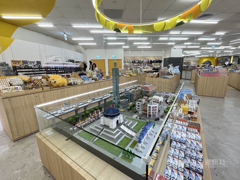 三創生活旗下科技生活選物店「創Q Space」首度拓點南台灣,占地180坪的門市26日在高雄夢時代熱鬧開幕,吸引不少消費者造訪。中央社記者林巧璉攝 114年6月26日