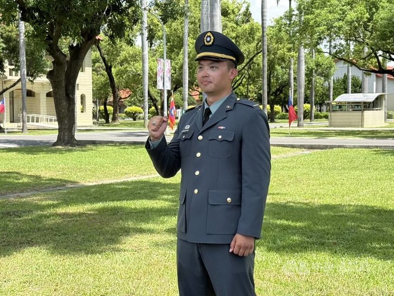 陸軍官校26日舉行三軍八校院聯合畢典,其中首位遠赴美國就讀西點軍校的魯凱族原住民軍校畢業生杜宣臣(圖)出面受訪時強調,這身軍服代表的意義就是保家衛國,肩膀上軍階也會督促他完成上級任務,希望下部隊後能為國家盡一份心力。中央社記者董俊志攝 114年6月26日