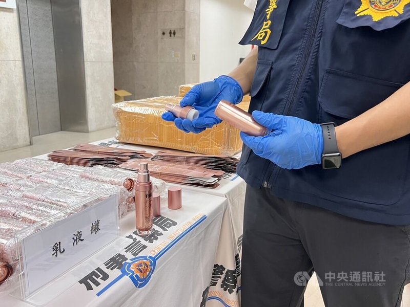 2名在台合法工作的泰國移工遭詐騙集團利誘,涉嫌協助收取海外寄來、偽裝成乳液罐的毒品包裹,刑事局獲報後循線逮捕2人送辦,26日並展示各項贓證物。(翻攝畫面)中央社記者劉建邦傳真 114年6月26日