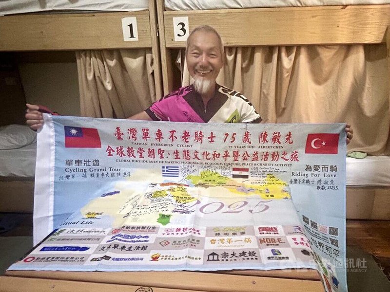 75歲退休國中訓導主任陳敏先自許「台灣單車不老騎士」,以12年時間完成世界32國2萬5300公里騎遊。6月17日抵達埃及停留到25日。圖為陳敏先於下榻青年旅社接受中央社記者訪問。中央社記者施婉清開羅攝 114年6月26日