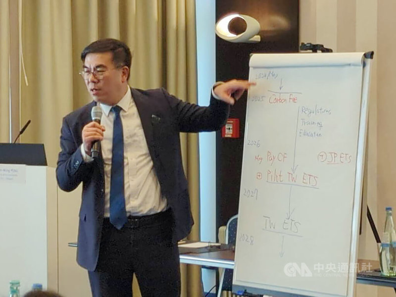 環境部於24日至26日於德國柏林舉行「環境部綠色成長聯盟德國碳定價研習會」,由環境部長彭啓明率綠色成長聯盟成員,與德方進行深度的碳定價制度研習與交流。圖為彭啓明會中說明台版ETS(總量管制及排放交易)構想。中央社記者張雄風攝 114年6月26日