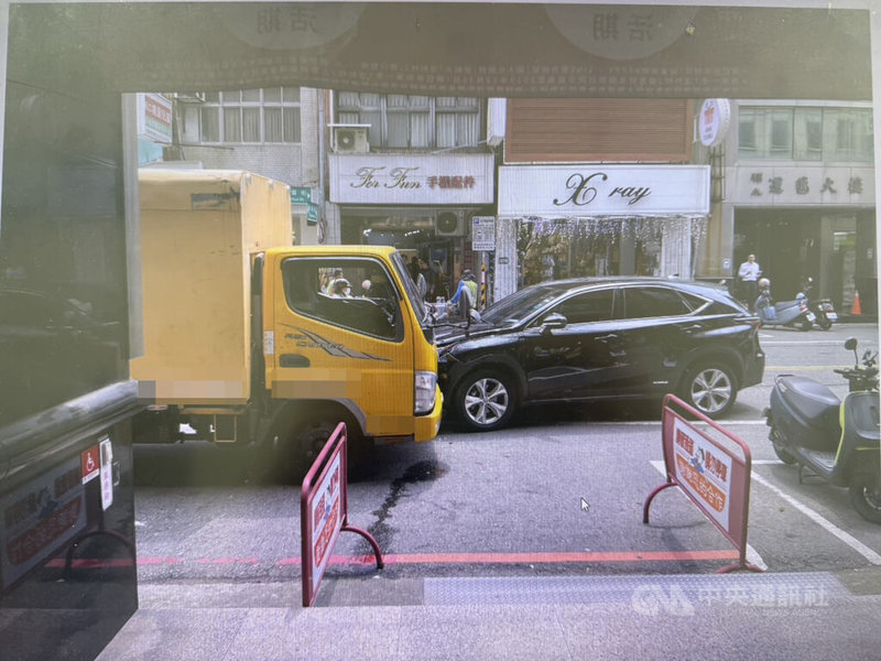 桃園市74歲簡姓老翁26日中午駕車行經南華街時,因突然身體不適逆向撞上路旁工程車。(翻攝照片)中央社記者葉臻傳真 114年6月26日