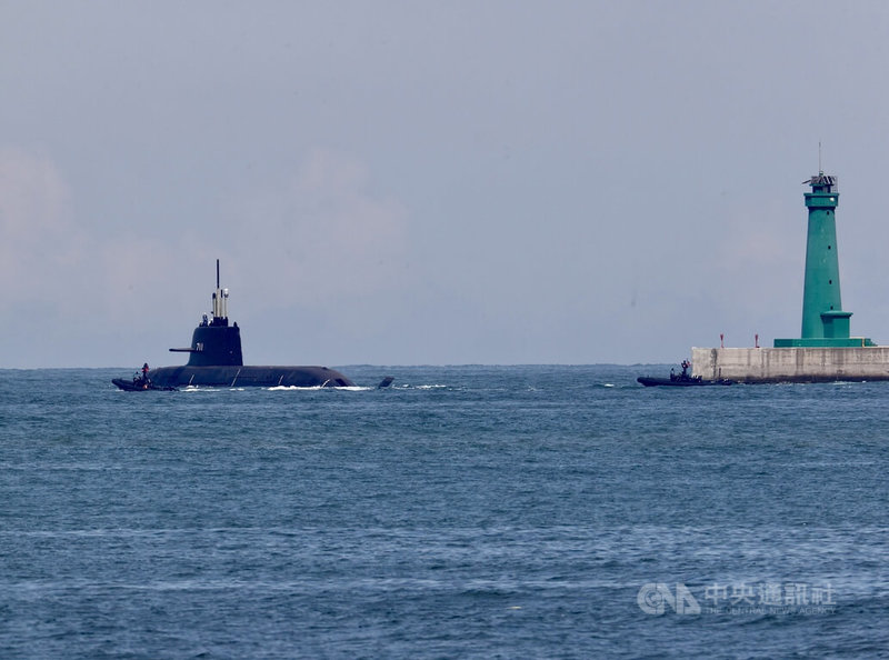 國造潛艦原型艦海鯤艦(圖)26日再次海上浮航測試,許多軍事迷及媒體聚集在高雄港周邊卡位搶拍。中央社記者董俊志攝 114年6月26日