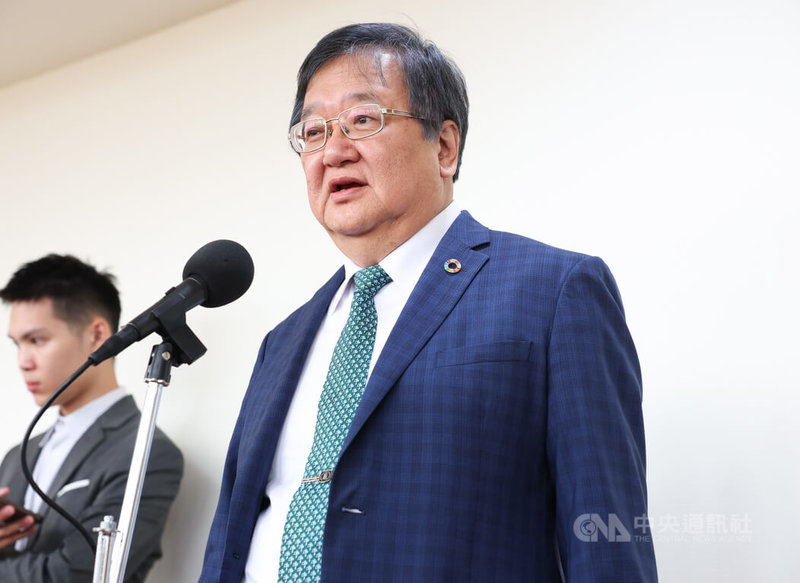 衛福部日前首次撥付三班護病比獎勵,但有27家醫院未達標獎金掛零。衛福部長邱泰源(前)26日在立法院表示,衛福部會去了解醫院未達標的困難並給予協助,而三班護病比的獎勵一定要用在留任、改善護理人力。中央社記者謝佳璋攝 114年6月26日