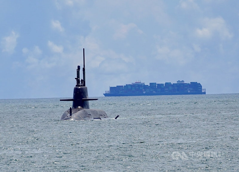 國造潛艦原型艦海鯤艦繼17日首次海上浮航測試,26日上午8時許再次浮航出高雄港,完成海測後返港。中央社記者董俊志攝 114年6月26日