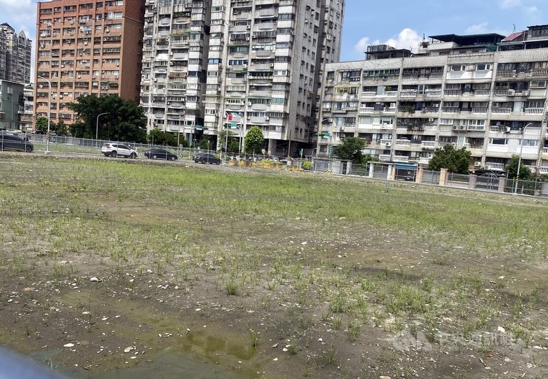 新北低衝擊開發的中和區秀朗橋北側區段徵收開發工程,26日完工典禮;地政局表示,消防局將增設秀山消防分隊,使黃金救災反應時間能縮短5至10分鐘,更保障市民安全。中央社記者黃旭昇新北攝 114年6月26日